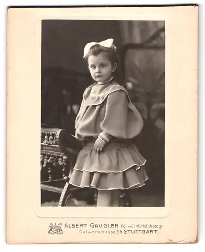 Fotografie Albert Gaugler, Stuttgart, Calwerstrasse 58, Portrait kleines Mädchen im modischen Kleid