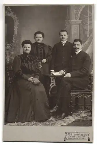 Fotografie A. Steinhäuser, Freiburg i.B., Karthäuserstrasse 4, vierköpfige Familie im Portrait