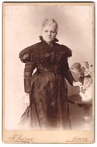 Fotografie F. Lainer, Graz, Albertstrasse 12, betagte Dame im taillierten Kleid