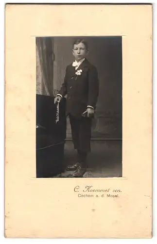 Fotografie C. Kommet, Cochem an der Mosel, Junge in feinen Kleidern