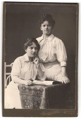 Fotografie Samson & Co., Breslau, Ring 12, Schwestern in weissen Kleidern