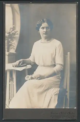 Fotografie Gustav Adolf André, Friedrichshagen-Berlin, Friedrichstrasse 114, bürgerliche Frau mit steinernen Blick