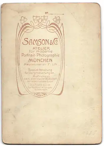 Fotografie Samson & Co., München, Neuhauserstrasse 7, apparter junger Mann im Anzug