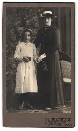 Fotografie Heinrich Lennard, Burghausen a. Salzach, Matrone mit der Ziehtochter im Portrait