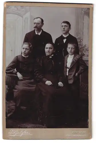 Fotografie J. Gutzler, Zürich, Stauffacher Quai, Familienportrait, Eltern mit Tochter und Söhnen