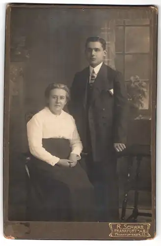 Fotografie R. Schwab, Frankfurt /Main, Frankfurterstrasse 33, Portrait Mutter und Sohn elegant gekleidet