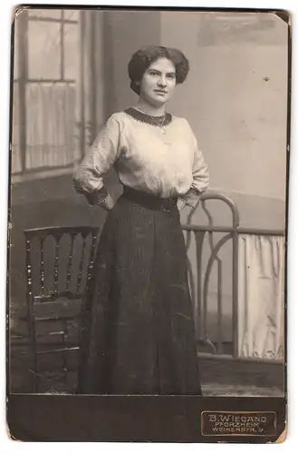 Fotografie B. Wiegand, Pforzheim, Weiherstr. 9, Portrait Frau in Bluse und Rock mit Gürtel und Halskette