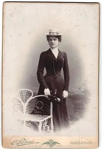 Fotografie C. Pietzner, Karlsbad, Pietzner-Haus, Portrait junge Frau im langen Kleid mit kleinem Sommerhut