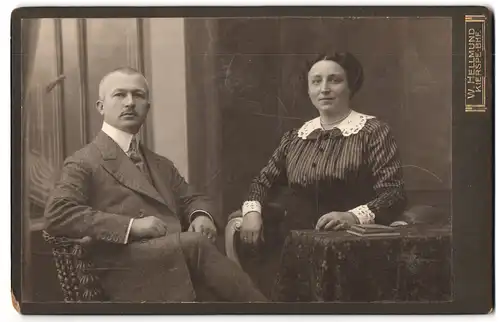 Fotografie W. Hellmund, Kierspe, Portrait Ehepaar in wohnlicher Kulisse posierend