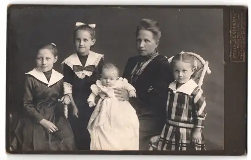 Fotografie Atelier Germania, Münstzer i/W., Bahnhofstr. 2, Portrait Mutter mit ihren vier kleinen Töchtern