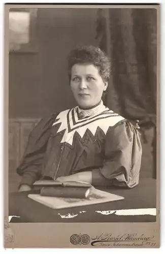 Fotografie A. Bartel, Hamburg, Gr. Johannisstrasse 23 /25, Sympathisches Dame am Tisch