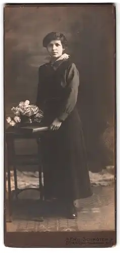 Fotografie Emil Schröter, Spandau, Potsdamerstrasse 31 /32, Junge Dame mit Spitzenkragen