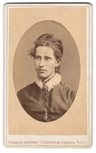 Fotografie Schubert-Engelmann, Freiberg, Fischerstrasse 48, Brustportrait junge Dame mit Hochsteckfrisur & Kragenbrosche