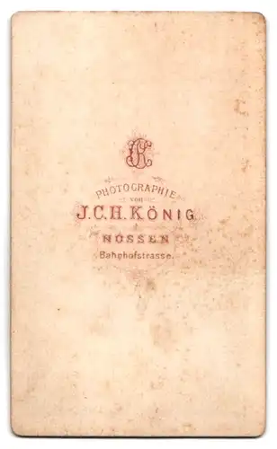 Fotografie J. C. H. König, Nossen, Bahnhofstrasse, Portrait halbwüchsiger Knabe im Anzug