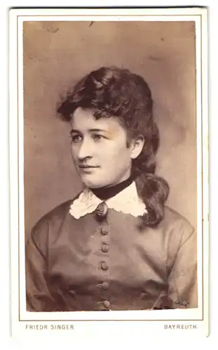 Fotografie Friedr. Singer, Bayreuth, Portrait junge Dame mit moderner Frisur