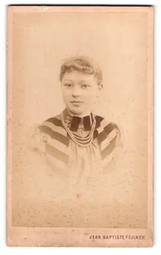 Fotografie Jean Baptiste Feilner, Hannover, Georgstrasse 1, Portrait junge Dame mit zurückgebundenem Haar