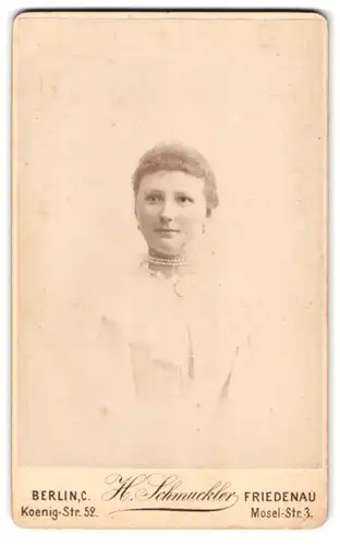 Fotografie H. Schmuckler, Berlin-C., Königstrasse 52, Portrait junge Dame mit Kragenbrosche und Halskette