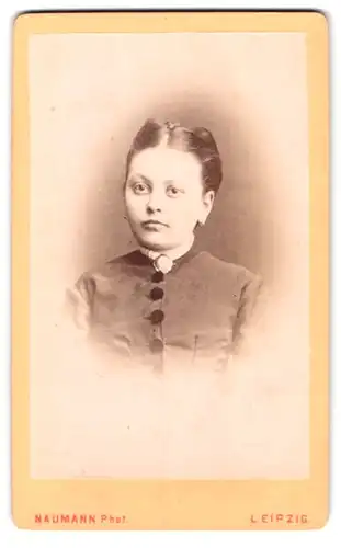 Fotografie Naumann, Leipzig, Töpferplatz, Portrait junge Dame mit Kragenbrosche