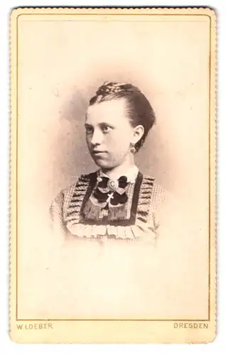 Fotografie Wilhelm Loeber, Dresden-Neustadt, Hauptstrasse 19, Portrait junge Dame mit Kragenbrosche