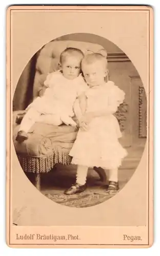 Fotografie Ludolf Bräutigam, Pegau, Portrait zwei kleine Mädchen in weissen Kleidern