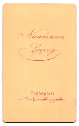 Fotografie Naumann, Leipzig, Töpferplatz, Portrait hübsch gekleidete Dame mit Buch in der Hand
