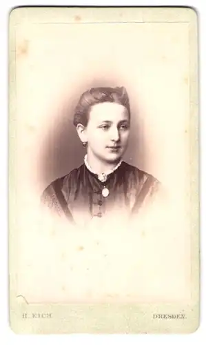 Fotografie Robert Eich, Dresden, Pragerstrsse 38, Portrait junge Dame mit Kragenbrosche und Medaillon