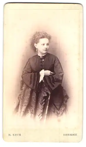 Fotografie Robert Eich, Dresden, Pragerstrass 38, Portrait junge Dame mit Kragenbrosche