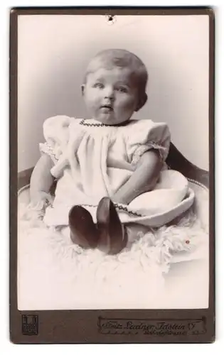 Fotografie Fritz Leidner, Idstein /T., Bahnhofstrasse, Portrait süsses Kleinkind im weissen Kleid