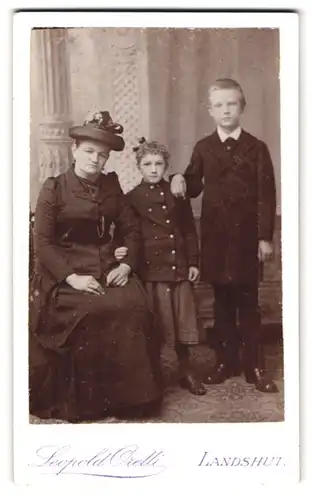 Fotografie Leopold Orelli, Landshut, Maximiliansstrasse 1, Portrait bürgerliche Dame mit zwei Kindern