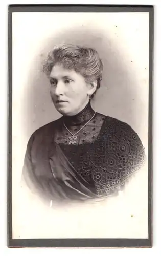 Fotografie A. Irl, Mittenwald a. J., Portrait ältere Dame mit zeitgenössischer Frisur