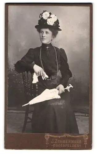 Fotografie J. Zimmermann, Eggenfelden, Öttingerstrasse 4, Portrait elegante Dame mit Blumenhut und Schirm