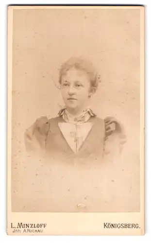 Fotografie L. Minzloff, Königsberg, Portrait junge Dame mit zurückgebundenem Haar