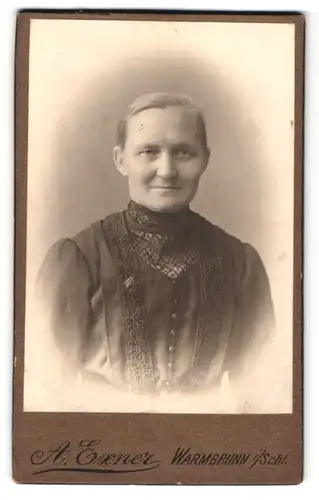 Fotografie A. Exner, Warmbrunn i /Schl., Portrait ältere Dame mit zurückgebundenem Haar