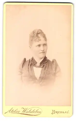 Fotografie E. Walsleben, Breslau, Zwingerstrasse 24, Portrait junge Dame mit Kragenbrosche und Halskette