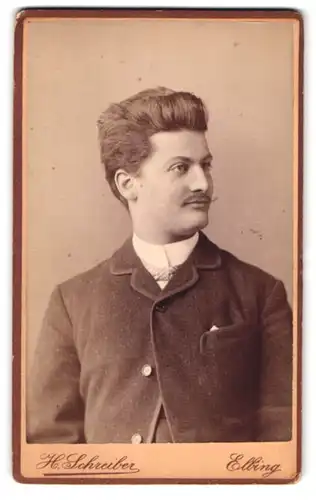 Fotografie H. Schreiber, Elbing, Junker-Strasse 27-28, Portrait modisch gekleideter Herr mit Oberlippenbart