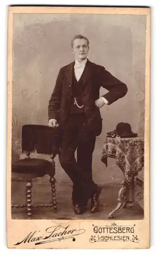 Fotografie Max Sacher, Gottesberg i /Schlesien, Portrait junger Herr im Anzug mit Fliege