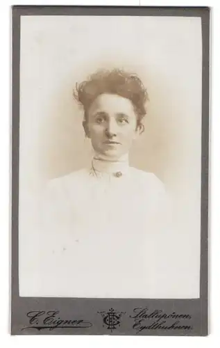 Fotografie C. Eigner, Stallupönen, Portrait junge Dame mit zerzaustem Haar