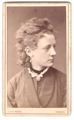 Fotografie J.Ch. König, Nossen, Bahnhofstrasse, Portrait junge Frau mit Brosche und Ohranhängern
