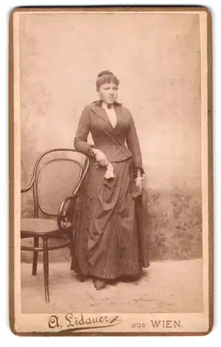 Fotografie A. Lidauer, Wien, Portrait chic gekleidete junge Frau