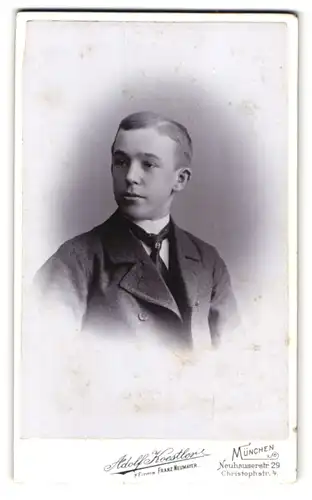 Fotografie Adolf Koestler, München, Neuhauserstr. 29, Portrait Bursche in Jacke mit Krawatte