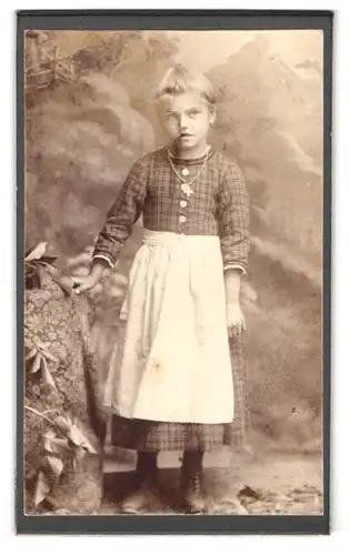 Fotografie A. Irl, Mittenwald a.I., Portrait Mädchen im Kleid mit weisser Schürze