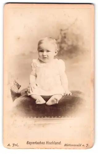Fotografie A. Irl, Mittenwald a. I., Portrait liebliches Kleinkind im weissen Kleidchen