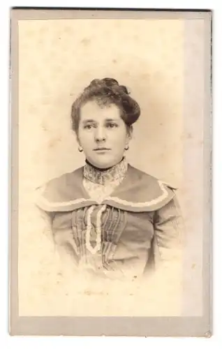 Fotografie A. Irl, Mittenwald a.I., Portrait Frau in schönem Kleid mit Spitze