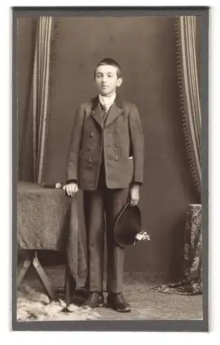 Fotografie A. Irl, Mittenwald a. Isar, Portrait Knabe im Anzug mit Hut