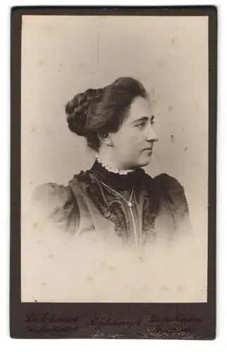 Fotografie B. Johannes, Garmisch-Partenkirchen, Portrait Frau mit Hochsteckfrisur