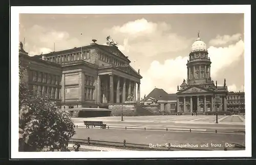 AK Berlin, Schauspielhaus und franz. Dom am Gendarmenmarkt