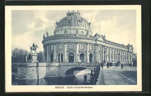 AK Berlin, Passanten am Kaiser Friedrich Museum