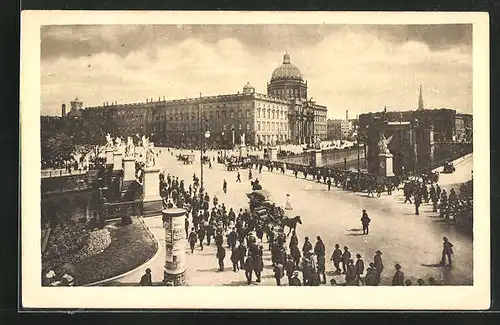 AK Berlin, Kgl. Schloss und Passanten auf der Schlossbrücke