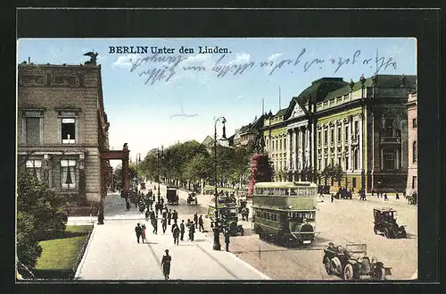 AK Berlin, Autoverkehr Unter den Linden am Denkmal Friedrich d. Grossen