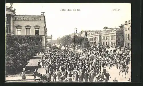 AK Berlin, Unter den Linden, aufziehende Wache von Menschen begleitet